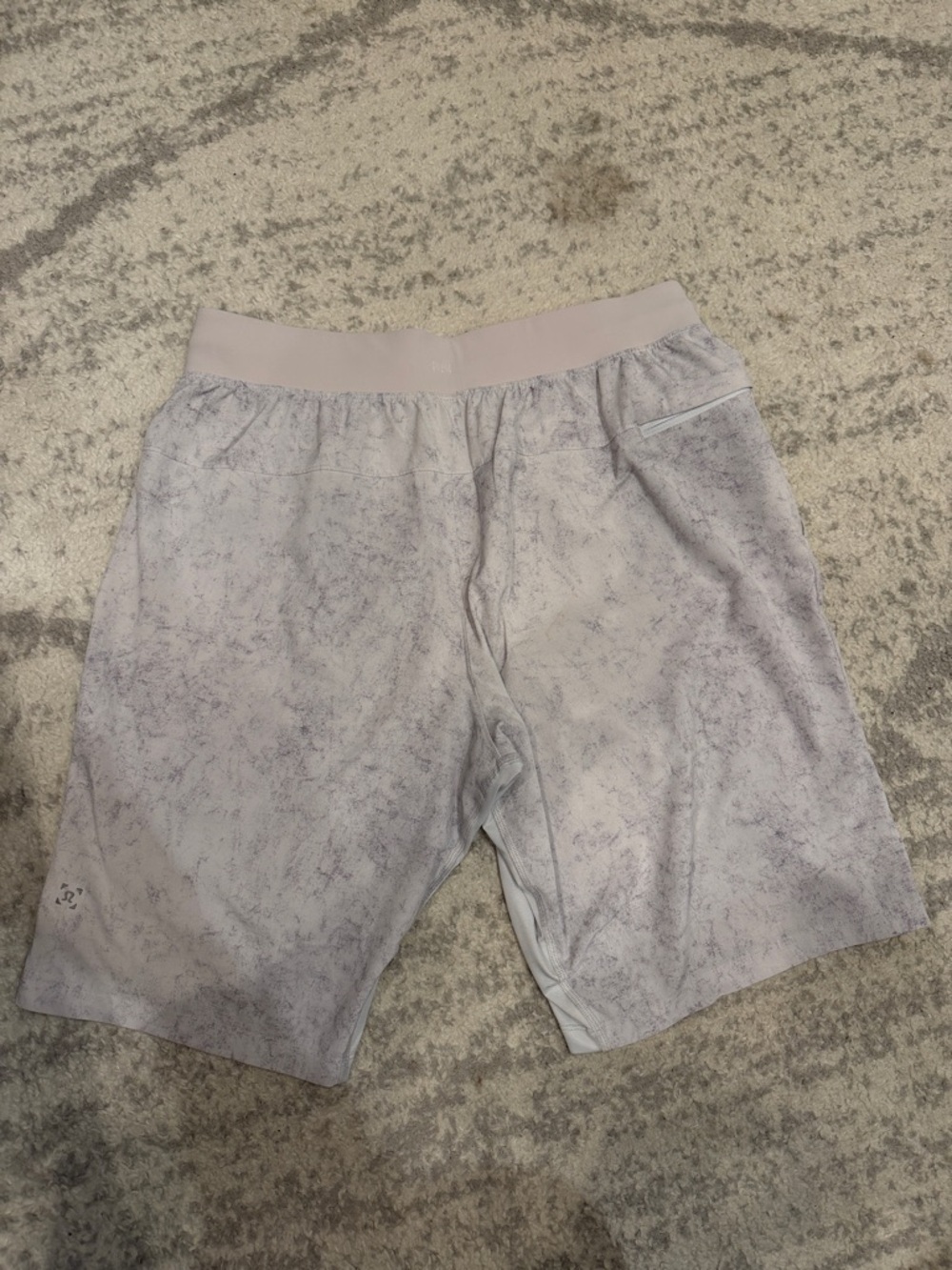 lululemon athletica Men’s Light Gray Marbled Athletic Shorts - Picture 2 of 3